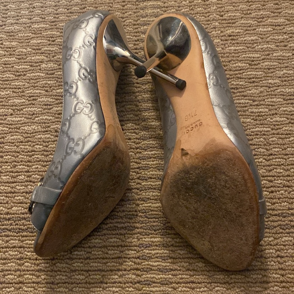 Vintage Gucci Silver 7.5, Vintage,  Peep Toe Heels, leather embossed GG logo - Picture 10 of 10